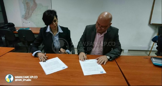 Bertha Fríes, representante de un grupo de las víctima del club El Nogal, y Carlos Lozada, miembro del Secretariado de las Farc.