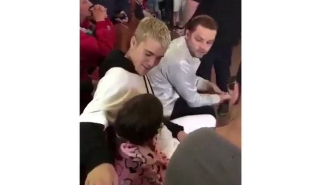 Justin Bieber en Colombia. "Eres muy linda", le dice el cantante a la pequeña que está sentada junto a él/ Captura tomada de Instagram: @purposetourbraz