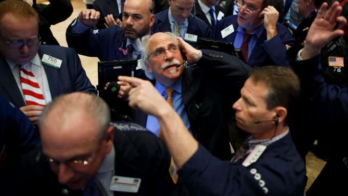 Agentes trabajan en la Bolsa de Nueva York. EFE/Justin Lane