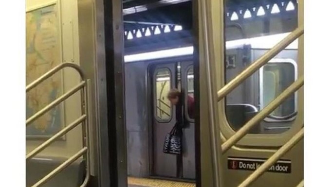 Mujer atascada en el metro de Nueva York/ Tomada de Instagram: @theshaderoom