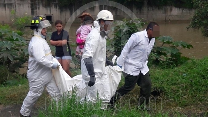 Cadáver de mujer encontrado en el río.