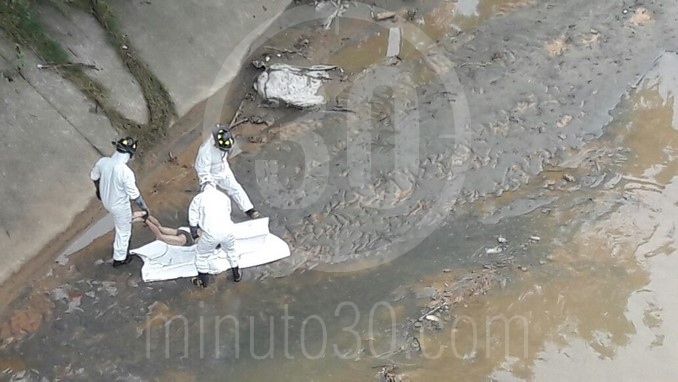 Cadáver de mujer encontrado en el río.