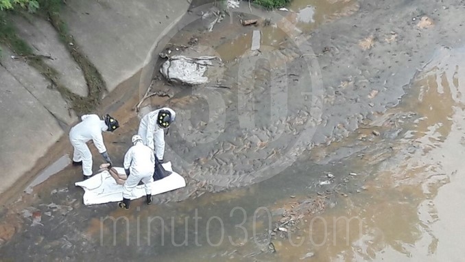 Cadáver de mujer encontrado en el río.