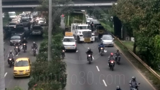 Camión atascado en el puente de la calle 10.