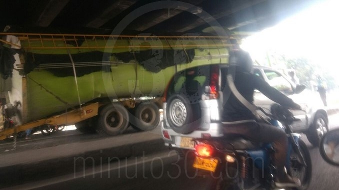 Camión atascado en el puente de la calle 10.