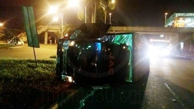 Camión volcado en la Regional.