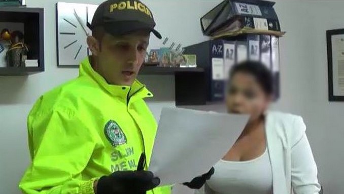 FOTOS Y VIDEO: Detenida representante legal de una corporación por presuntos nexos con 'la Oficina' 2 Capturada jefe política de la banda 'La Terraza'.