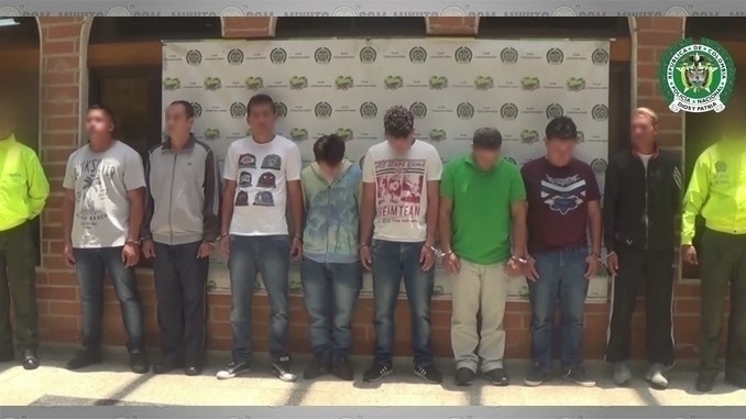 FOTOS Y AUDIO: Golpe a la banda dedicada al hurto de motos. Entre los detenidos hay tres policías 1 Capturados presuntos integrantes de la banda 'Colima'.
