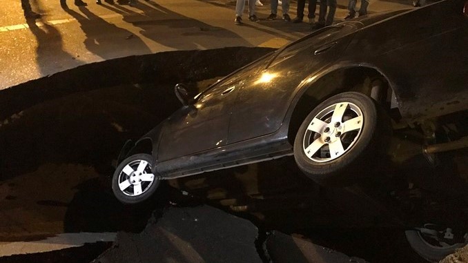 Un hueco se tragó un carro en Bogotá.