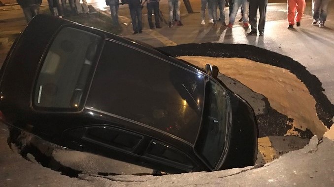 Un hueco se tragó un carro en Bogotá.