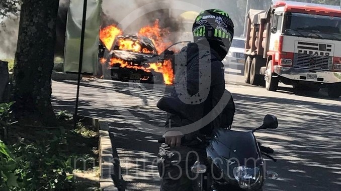 Carro incendiado en Las Palmas.