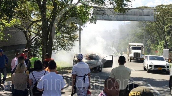 Carro incendiado en Las Palmas.