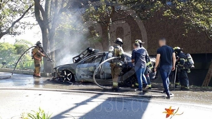 Carro incendiado en Las Palmas.
