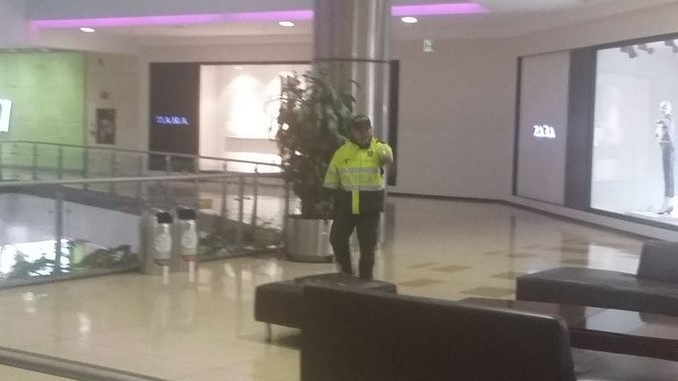 FOTOS: Hombre armado tendría un rehén en el Centro Comercial Santa Fe de Bogotá