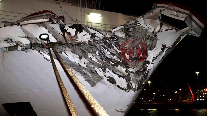Aspecto de la proa del ferry que se estrelló de frente contra la escollera del muelle Nelson Mandela de Las Palmas de Gran Canaria.