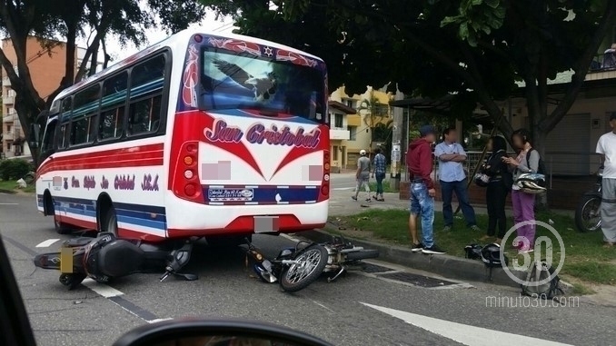 Choque de bus y motos en la 80.