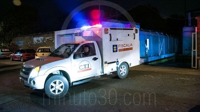 Inspección de un cadáver. CTI de la Fiscalía.