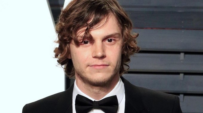 La cinta será protagonizado por Evan Peters. EFE/Archivo