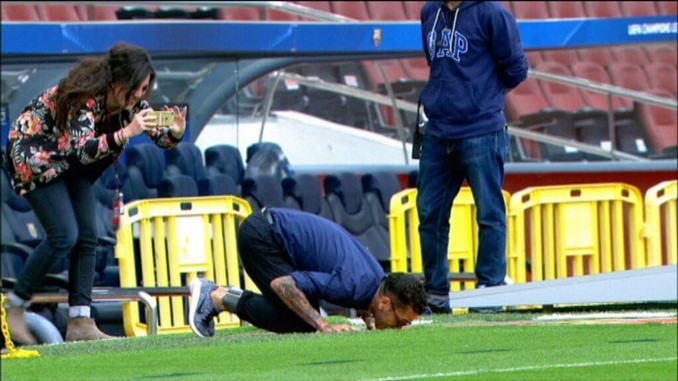 VIDEO: Dani Alves, de rodillas en el Camp Nou para besar el escudo del Barcelona
