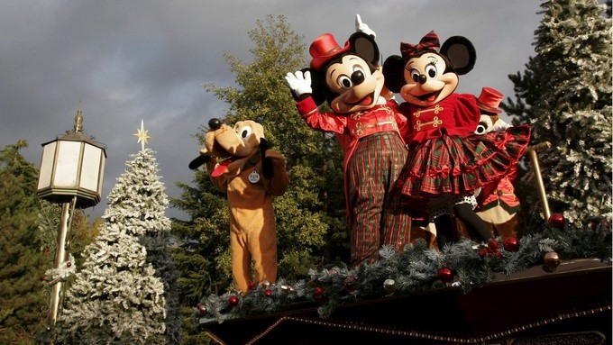 Una foto de archivo (05/11/05) del desfile de Navidad con Mickey, Minnie y Pluto en Euro Disney en Marne la Valle, Francia. EFE/Archivo
