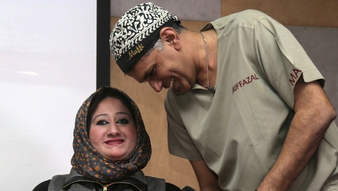 El doctor Muffazal Lakdawala (d), junto a la hermana de la mujer equipcia de 500 kilos que fue intervenida recientemente en la India. EFE