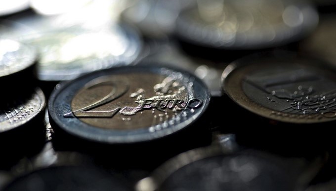 Detalle de varias monedas de euro sobre una mesa. EFE/Archivo