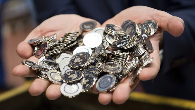 El euro sube a 1,1220 dólares a mediodía