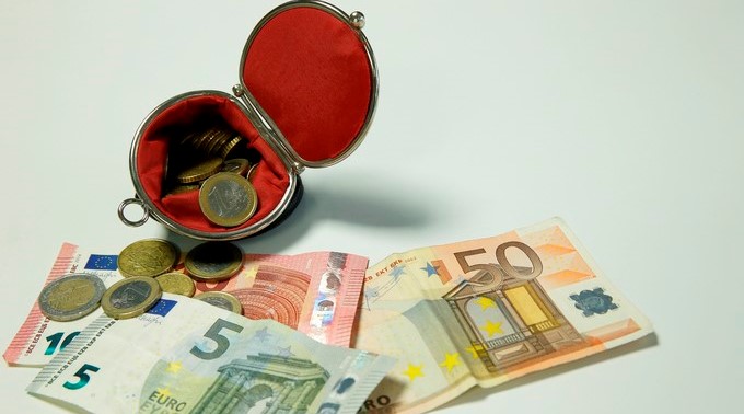 Diversos billetes y monedas de euro. EFE/Archivo