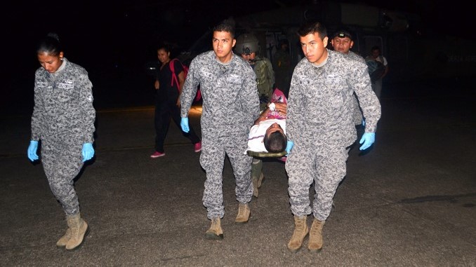 Evacuación de hombre en herido durante atentado en La Uribe, Meta.