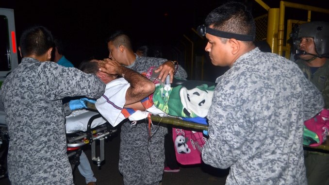 Evacuación de hombre en herido durante atentado en La Uribe, Meta.