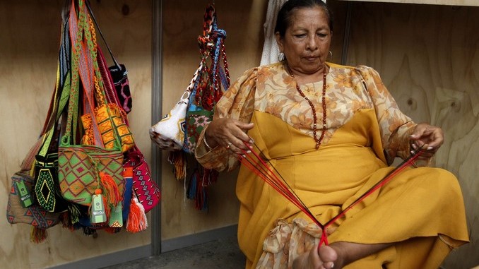 FOTOS: Máscaras y tejidos con sabiduría ancestral abren la feria “Expoartesano” en Medellín