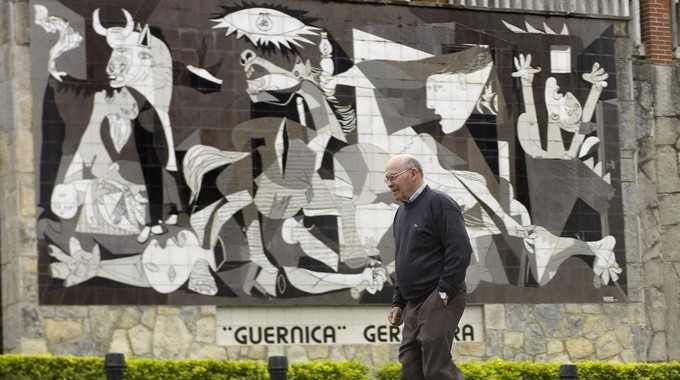 Un hombre pasea ante un mural del "Guernica", obra de Pablo Picasso, en el día de la conmemoración del 70 aniversario del bombardeo de esta ciudad vizcaína durante la Guerra Civil Española. EFE/Archivo