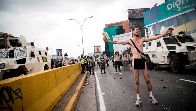 Hans Wuerich protesta desnudo el 20 de abril de 2017, en Caracas (Venezuela). EFE