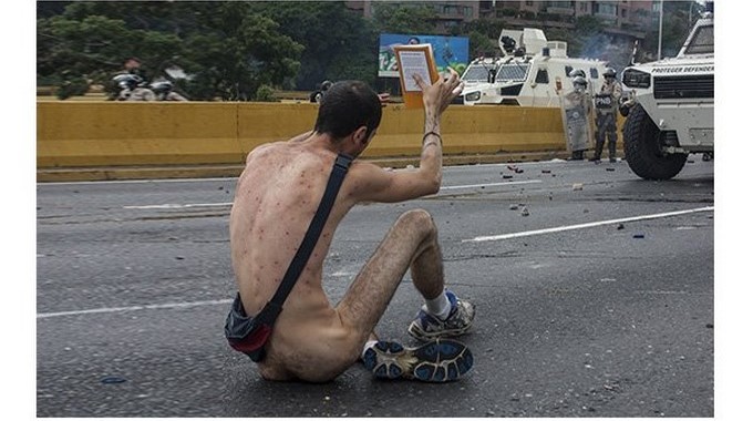 Hans Wuerich protestando desnudo/ Tomada de class987fm.com