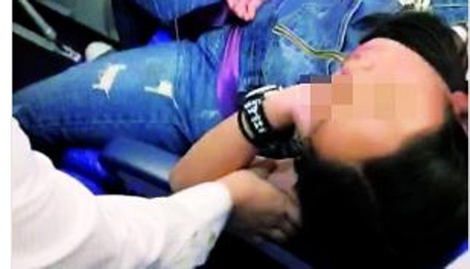 La niña estaba dormida cuando la encontró la tripulación (Twitter-Airlive)