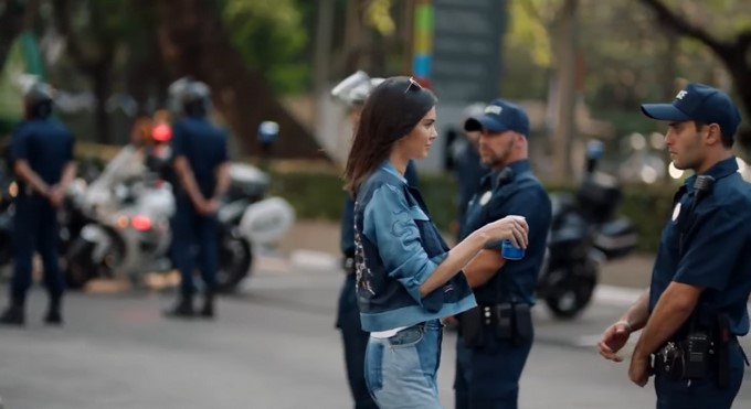 Kendall Jenner en comercial de Pepsi/ Captura tomada de Youtube: Kendall and Kylie