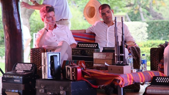 El gobernador de Antioquia, Luis Pérez Gutiérrez, y el cantante Peter Manjarrés