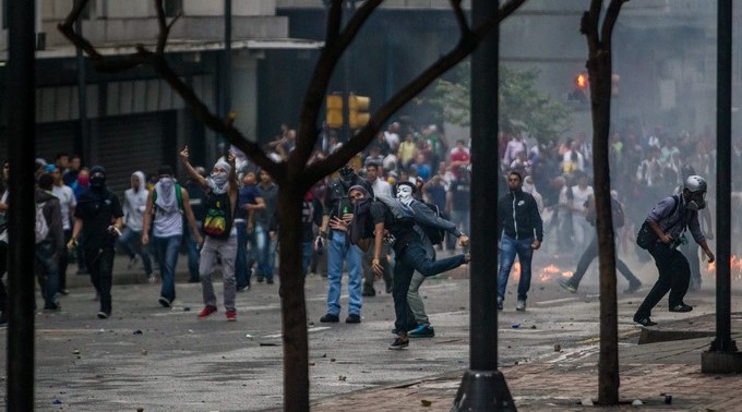 Manifestantes se enfrentan a miembros de la Guardia Nacional Bolivariana (GNB). EFE/Archivo
