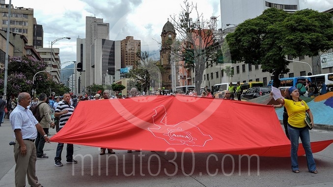 Marcha de maestros por el centro de Medellín.