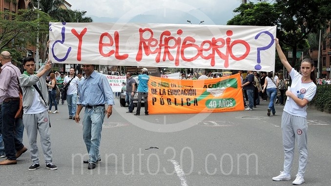 Marcha de maestros por el centro de Medellín.