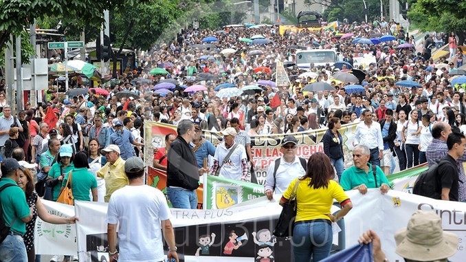 Marcha de maestros por el centro de Medellín.