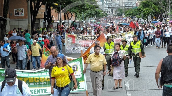 Marcha de maestros por el centro de Medellín.