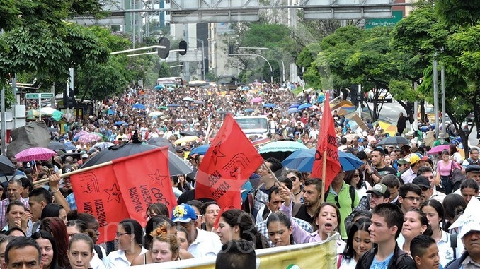 Marcha de maestros por el centro de Medellín.
