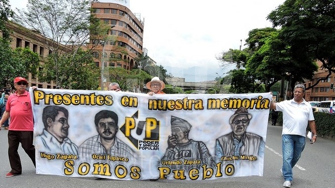 Marcha de maestros por el centro de Medellín.