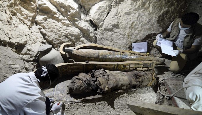 Arqueólogos egipcios documentan el contenido de una tumba de la necrópolis de Dra Abu al Naga en Luxor, en el sur de Egipto, hoy, 18 de abril de 2017. Según el Ministerio egipcio de Antigüedades, la nueva tumba, que no está completamente escavada aún, perteneció a Userhat, un juez de la decimoctava dinastía faraónica. EFE