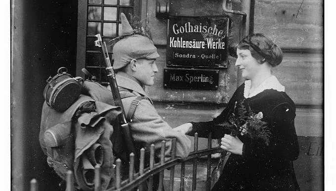 Fotografía cedida publicada el 27 de enero 1915, que muestra a un soldado alemán saludando a una mujer, delante de la planta de ácido carbónico de Gotha, durante la Primera Guerra Mundial. EFE/Librería del Congreso