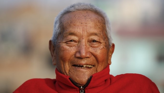 El alpinista nepalés Min Bahadur Sherchan, de 85 años, sonríe mientras realiza unos ejercicios en la terraza de su casa en Katmandú (Nepal) hoy, 5 de abril de 2017. EFE