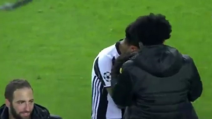 VIDEO: Cuadrado y Dani Alves consolaron a este jugador del Barcelona que se retiró llorando