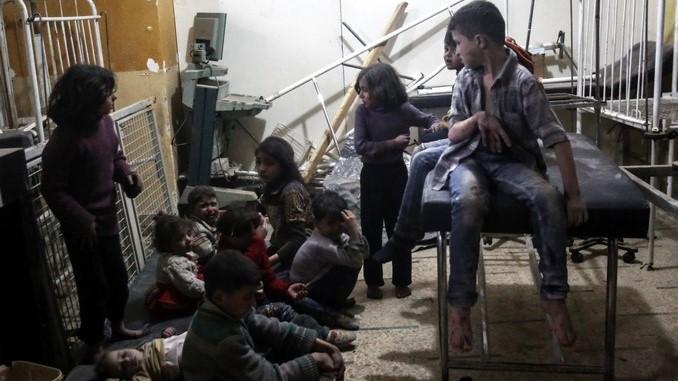 Varios niños heridos esperan a recibir tratamiento médico tras un ataque aéreo en la ciudad de Douma, Siria.