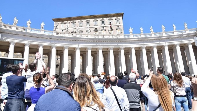 El Papa pide a los fieles “gestos de solidaridad y acogida” en un mundo atormentado